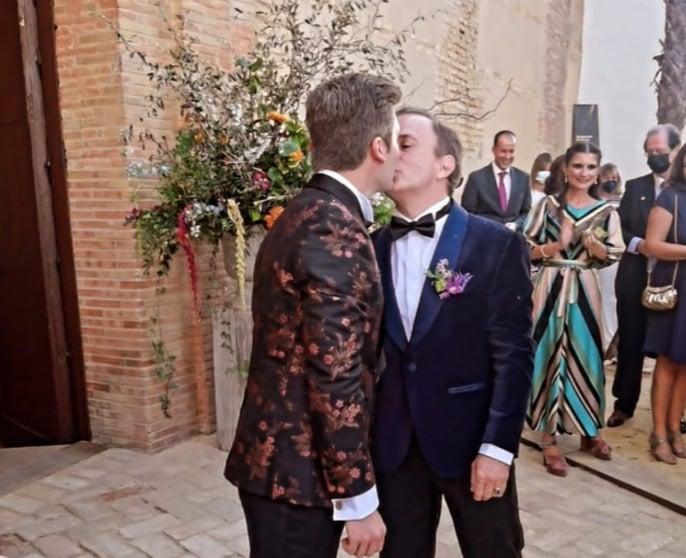 Enrique e David di fronte a una chiesa dopo essersi sposati.